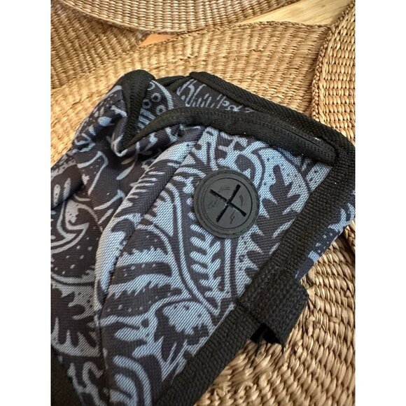 AARP Trifold Wallet Organizer with Black & Gray Pattern - Picture 4 of 9